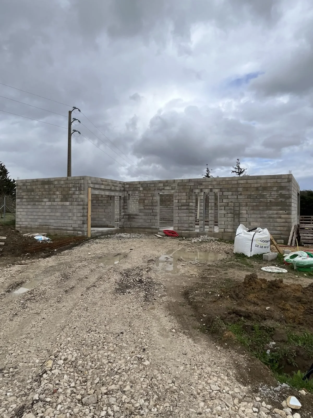 Construction en cours : élévation des murs en maçonnerie