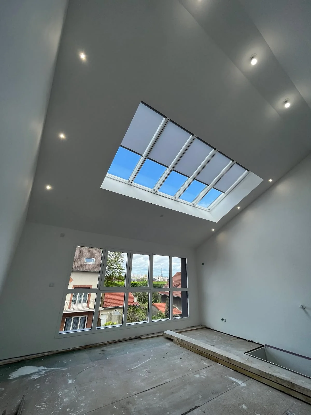 Aménagement intérieur, plafonds et ouvertures sur la lumière