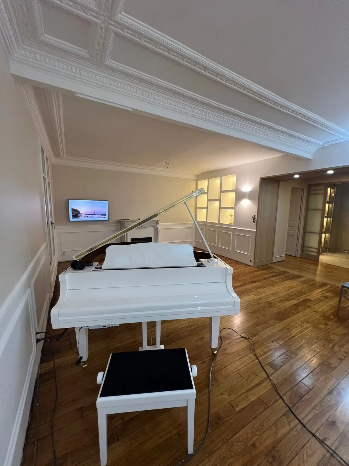 Murs, plafonds et moulures dans un intérieur rénové